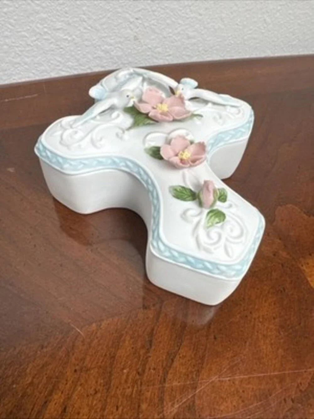Avon Porcelain Cross Keepsake Trinket Jewelry Box 2002 New